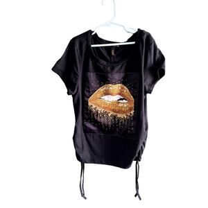 Minette Biting Lip Crystal Tee with Scrunchy side